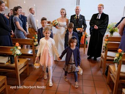 Hochzeitspaar mit Blumenkindern beim Einmarsch in die Kirche