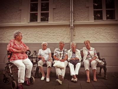 Seniorinnen auf einer Parkbank