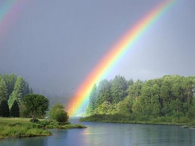 Regenbogen über einem Fluss