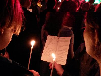 zwei Mädchen mit Kerzen in der Hand singen gemeinsam